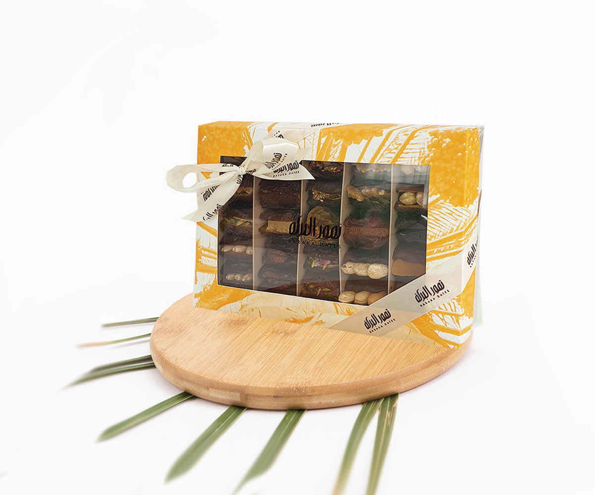 Gifting-Box-5lane-Window-Dates-Stuffed-Nutssweets-1.jpg Dates Stuffed With Mix Sweets( M) - الصورة 1