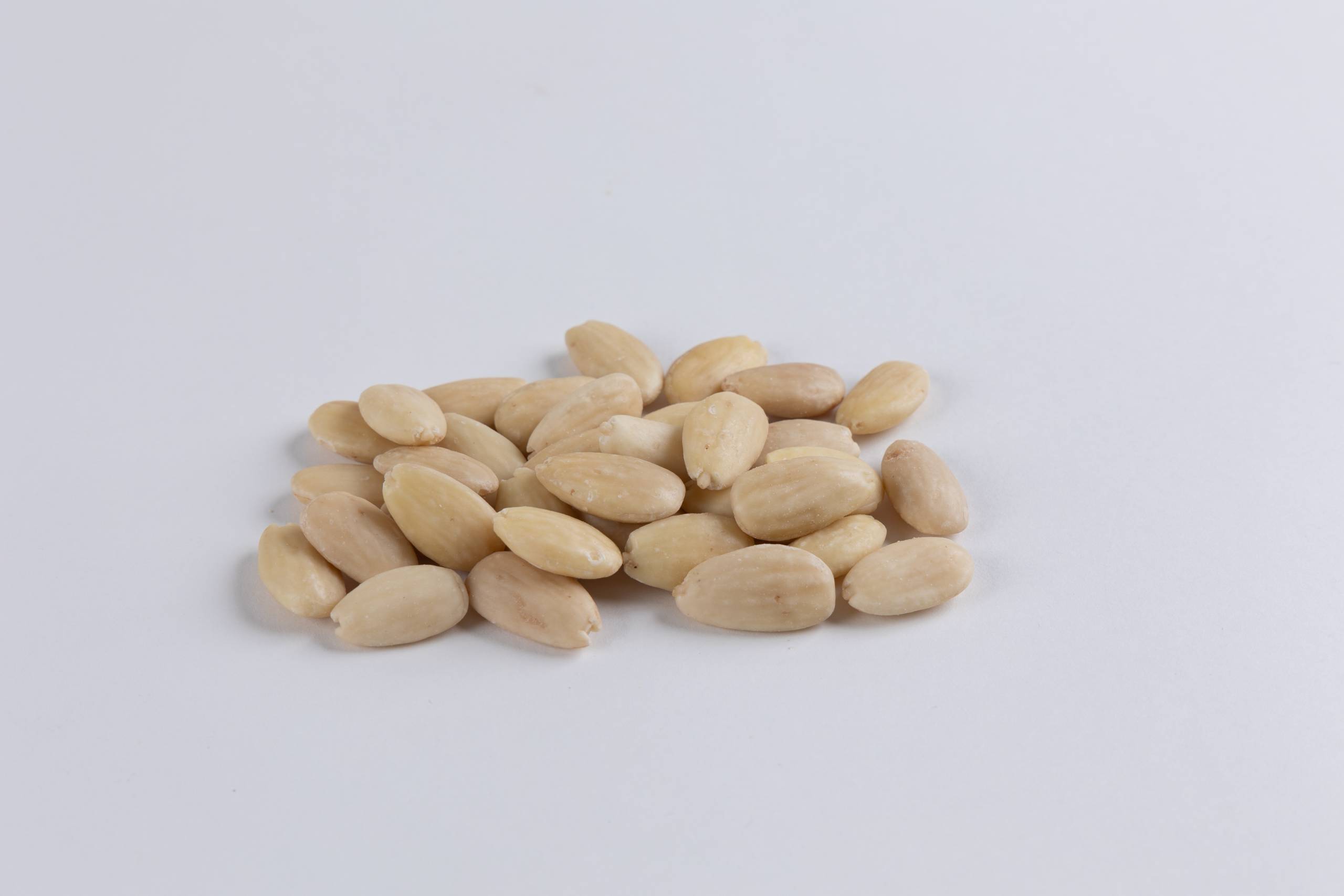Raw-almond-scaled-2.jpg Raw almonds - الصورة 1
